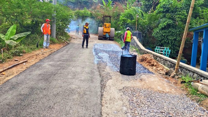 Perbaikan Ruas Jalan Cijaksa-Mataram di Sukabumi.