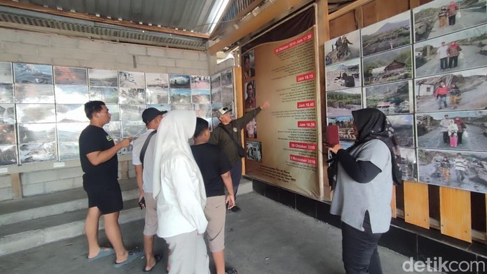 Mengunjungi Museum Mbah Marijan dalam Lava Tour Merapi, melihat jejak erupsi Gunung Merapi.