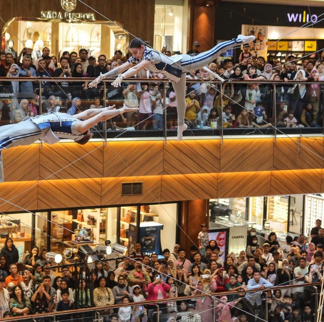 Aksi Flying Trapeze Meriahkan Libur Sekolah di Jakarta