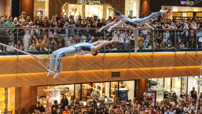 Pemain akrobatik asal Rusia menunjukan aksinya dalam pertunjukan Flying Trapeze di Pondok Indah Mall 2, Jakarta, Selasa (16/6/2026). Pertunjukan akrobatik yang bertema The Astronaut tersebut digelar dalam rangka menyambut waktu liburan sekolah yang berlangsung sampai 28 Juni 2026. ANTARA FOTO/Asprilla Dwi Adha/YU