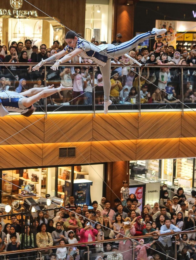 Aksi Flying Trapeze Meriahkan Libur Sekolah di Jakarta