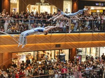 Aksi Flying Trapeze Meriahkan Libur Sekolah di Jakarta