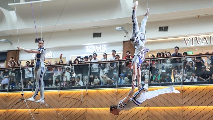 Pemain akrobatik asal Rusia menunjukan aksinya dalam pertunjukan Flying Trapeze di Pondok Indah Mall 2, Jakarta, Selasa (16/6/2026). Pertunjukan akrobatik yang bertema The Astronaut tersebut digelar dalam rangka menyambut waktu liburan sekolah yang berlangsung sampai 28 Juni 2026. ANTARA FOTO/Asprilla Dwi Adha/YU