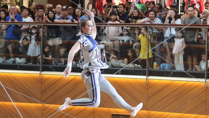 Pemain akrobatik asal Rusia menunjukan aksinya dalam pertunjukan Flying Trapeze di Pondok Indah Mall 2, Jakarta, Selasa (16/6/2026). Pertunjukan akrobatik yang bertema The Astronaut tersebut digelar dalam rangka menyambut waktu liburan sekolah yang berlangsung sampai 28 Juni 2026. ANTARA FOTO/Asprilla Dwi Adha/YU