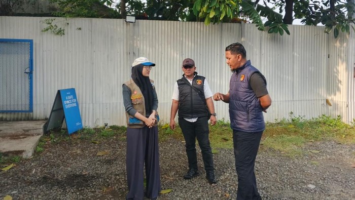 Polisi cek TKP pencurian modus pecah kaca mobil di Ciputat, Tangerang Selatan