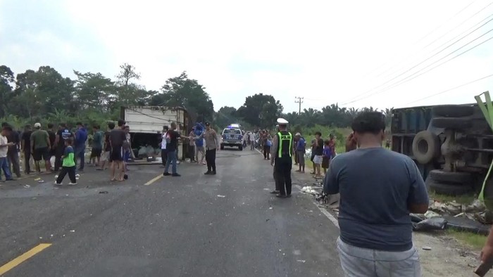 Polisi saat melakukan olah TKP kecelakaan di Lampung Selatan