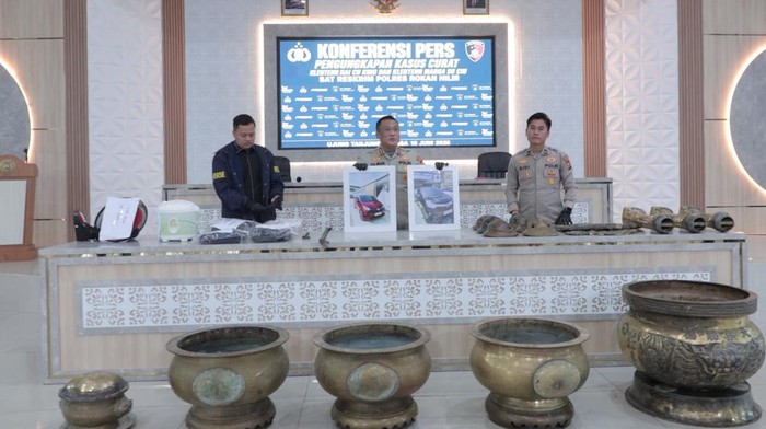 Polres Rohil mengungkap pencurian hiolo klenteng.
