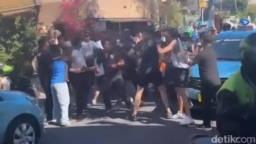 Potongan video keributan massa diduga WNA di Batu Bolong, Canggu, Kuta Utara, Badung, di media sosial.
