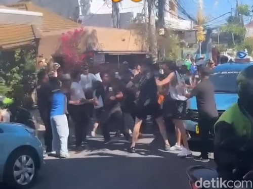 Potongan video keributan massa diduga WNA di Batu Bolong, Canggu, Kuta Utara, Badung, di media sosial.