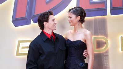 Foto: Zendaya & Tom Holland Pamer Mesra di Red Carpet Setelah Disebut Menikah