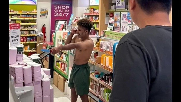 Pria bersajam tanpa baju mengacungkan pisau kepada pengunjung mal di Manado.