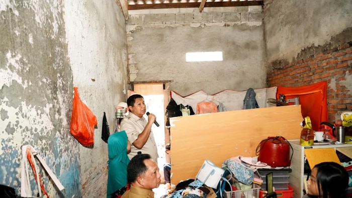 Program bedah rumah di Jakarta.