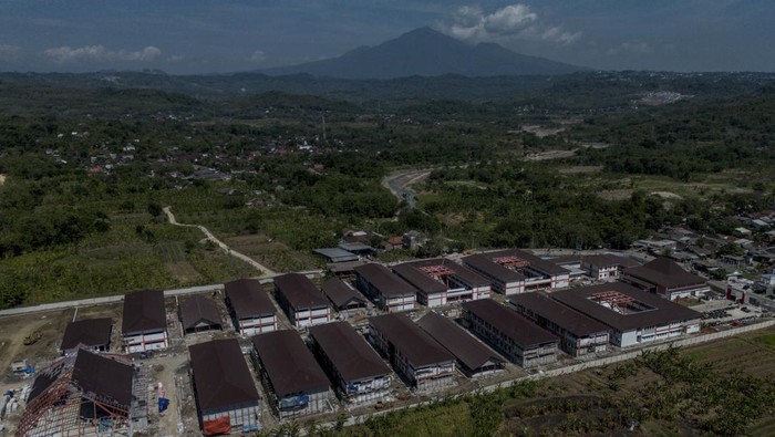 Foto udara proyek pembangunan Sekolah Rakyat Provinsi Jawa Tengah 2 di Rowosari, Semarang, Jawa Tengah, Selasa (16/6/2026). Menteri Pekerjaan Umum (PU) Dody Hanggodo menyampaikan bahwa secara rata-rata nasional progres pembangunan Sekolah Rakyat di berbagai wilayah Indonesia telah mencapai 78 persen, dengan prioritas penyelesaian gedung jenjang SD, SMP, dan SMA terlebih dahulu agar dapat dimanfaatkan pada tahun ajaran baru 2026/2027, sehingga para siswa dapat mulai menempati sekolah baru mereka pada Juli mendatang. ANTARA FOTO/Aprillio Akbar/nz