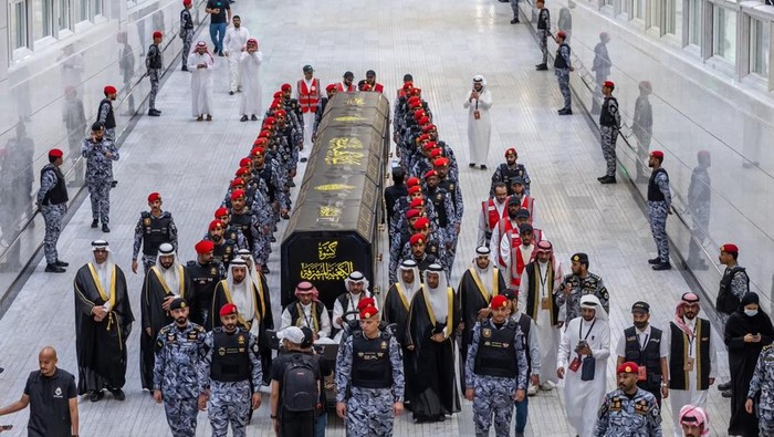 Proses Penggantian Kiswah Ka'bah 1448 Hijriah Proses Penggantian Kiswah Ka'bah 1448 Hijriah