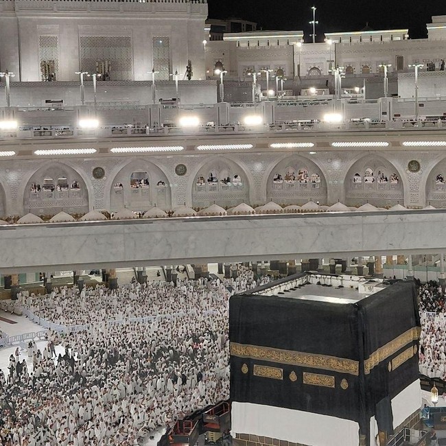 Kabah Bersolek dengan Kiswah Baru
