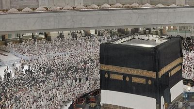 Kabah Bersolek dengan Kiswah Baru