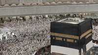 Kiswah baru dibuat dengan bahan premium, termasuk 825 kg sutra alami, 47 gulungan sutra hitam, 400 kg kapas mentah untuk lapisan dalam, 60 kg perak murni untuk sulaman, dan 120 kg perak perlapis emas yang digunakan untuk menyulam ayat-ayat suci Al-Quran dan motif dekoratif. Foto: Media Center Haji 2026