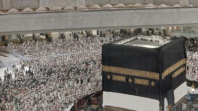 Kabah Bersolek dengan Kiswah Baru