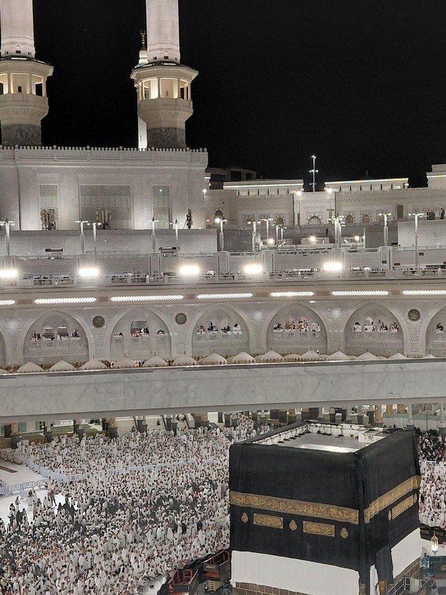 Kabah Bersolek dengan Kiswah Baru