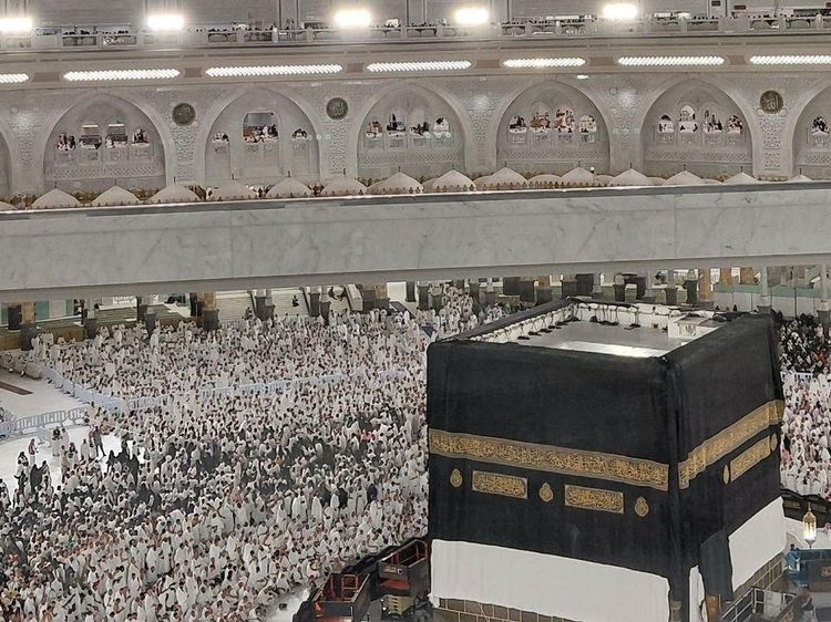 Kabah Bersolek dengan Kiswah Baru