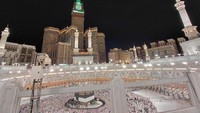Bagi umat Islam, momen pergantian kiswah tidak hanya menjadi simbol pembaruan penutup Kabah, tetapi juga pengingat untuk memperbarui keimanan, memperbanyak muhasabah, dan memohon ampunan kepada Allah SWT di awal tahun Hijriah. Foto: Media Center Haji 2026