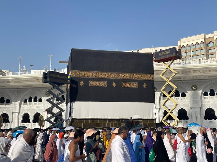 Otoritas Arab Saudi mengganti kiswah Ka'bah pada malam 1 Muharram 1448 H. Prosesi dilakukan sejak Senin, 15 Juni 2026 sore hingga Selasa, 16 Juni 2026 dini hari.