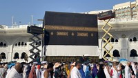 Pergantian kiswah Kabah dilakukan pada Senin (15/6/2026) mulai pukul 16.00 waktu Arab Saudi hingga tengah malam. Bertepatan dengan Tahun Baru Islam 1 Muharram 1448 H. Foto: Media Center Haji 2026