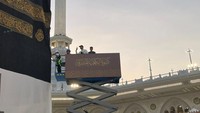 Prosesi pergantian kiswah dilakukan secara bertahap oleh para petugas khusus di Masjidil Haram. Foto: Media Center Haji 2026