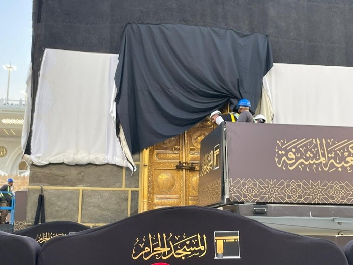 Prosesi pergantian kiswah Ka'bah Otoritas Arab Saudi mengganti kiswah Ka'bah pada malam 1 Muharram 1448 H. Prosesi dilakukan sejak Senin, 15 Juni 2026 sore hingga Selasa, 16 Juni 2026 dini hari.