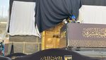 Kabah Bersolek dengan Kiswah Baru