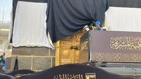 Kain kiswah lama dilepas dan diganti dengan kiswah baru hingga seluruh bagian Kabah kembali tertutup sempurna. Foto: Media Center Haji 2026
