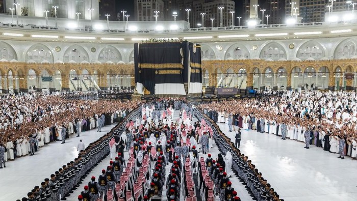 Prosesi pergantian kiswah Kabah (dok. akun X resmi Keamanan Umum Arab Saudi @security_gov)