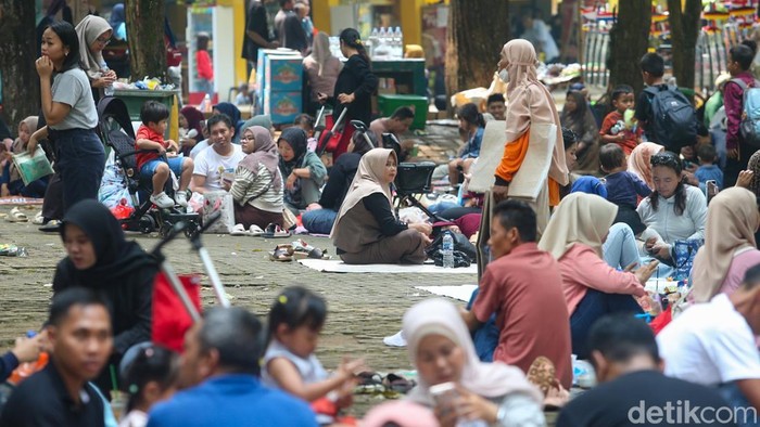 Taman Margasatwa Ragunan dipadati wisatawan saat libur Tahun Baru 1448 Hijriah berkat tiket murah, akses mudah, dan beragam satwa favorit.