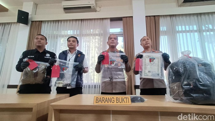Kapolresta Banyumas, Kombes Petrus Silalahi (kedua kanan) didampingi PJU menunjukkan barang bukti kasus penusukan saat ungkap kasus di aula kantornya, Selasa (16/6/2026).