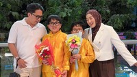 Ekspresi candid memperlihatkan Ayus Sabyan dan Ririe Fairus yang kompak melihat ke arah anak-anak mereka dengan tatapan penuh kasih sayang. Kebersamaan yang natural ini menuai banyak pujian dari netizen yang salut dengan cara mereka menjalankan co-parenting. (Foto: dok Instagram ririe_fairus)