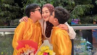 Momen Bian dan Ben mendaratkan kecupan hangat di pipi kanan dan kiri Ririe Fairus. Ririe pun tak bisa menyembunyikan rasa bahagia dan harunya sembari memejamkan mata menikmati momen manis dari anak-anak tercinta. (Foto: dok Instagram ririe_fairus)