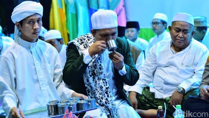 Santri dan pengasuh pesantren minum susu