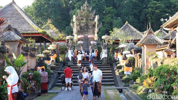 Suasana dan keramaian turis di Desa Penglipuran tanpa barisan penjor, Bangli, Selasa (16/6/2026). Suasana dan keramaian turis di Desa Penglipuran tanpa barisan penjor, Bangli, Selasa (16/6/2026).