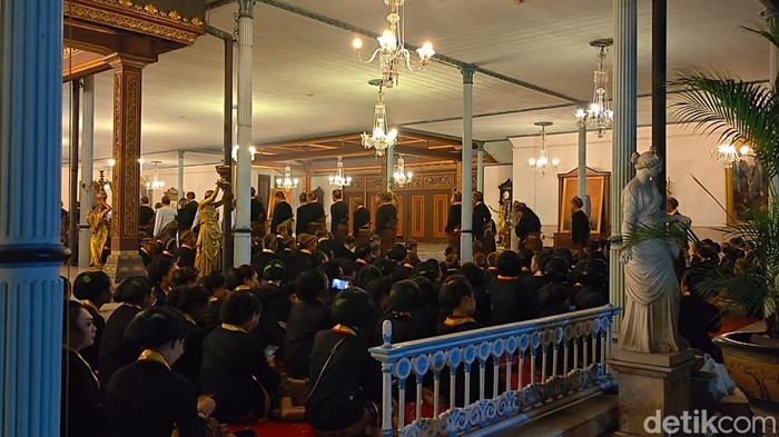Suasana di Sasana Sewaka ketika dua kubu menggelar Prosesi Kirab Malam 1 Suro, Selasa (16/6/2026)