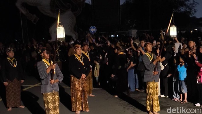 Suasana kiran malam 1 suro di Pura Mangkunegaran, Kota Solo, Selasa (16/6/2026)