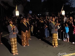 Khidmat Kirab Malam 1 Suro di Puro Mangkunegaran Solo