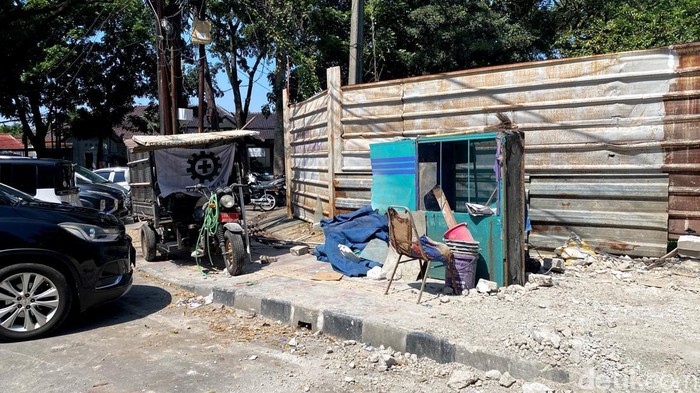 Suasana usai garasi trotoar di Bandung dibongkar