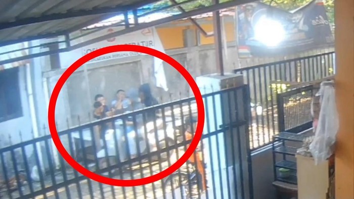 Tangkapan layar aksi jambret HP Pemotor terhadap remaja di Makassar.