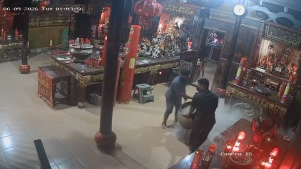 Tangkapan layar CCTV detik-detik maling menggondol hiolo di klenteng di Rokan Hilir, Riau, Selasa (16/6/2026).