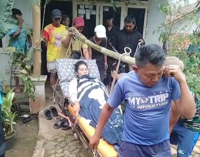 tangkapan layar video viral warga kbb di atas brankar digotong warga