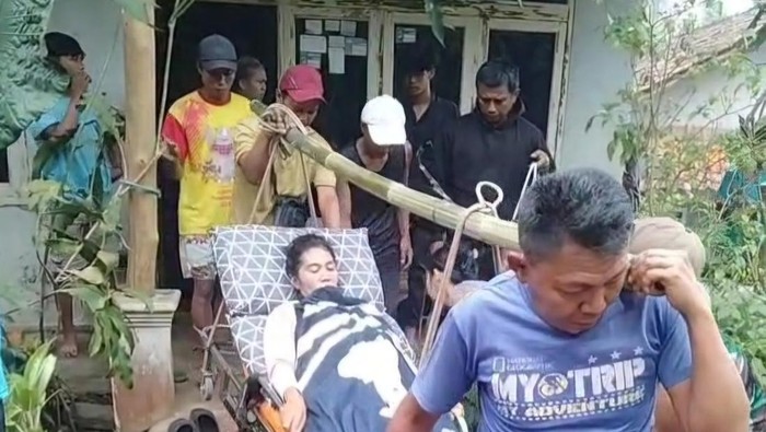 tangkapan layar video viral warga kbb di atas brankar digotong warga