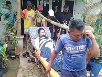 Bahu Tetangga Jadi Jembatan Nyawa Rina Menembus Jalan Sempit Cipatat