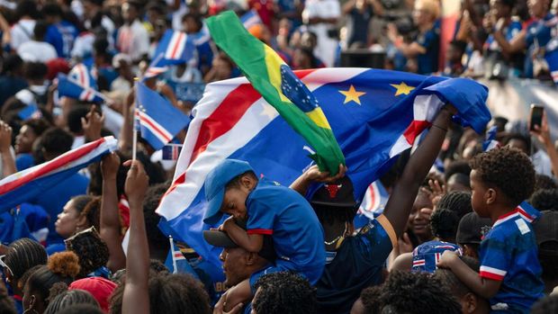 Tanjung Vede Cape Verde national soccer team fans wave their flags as they watch a World Cup group stage match against Spain, in Praia, Cape Verde, June 15, 2026. REUTERS/Danilson Sequeira
