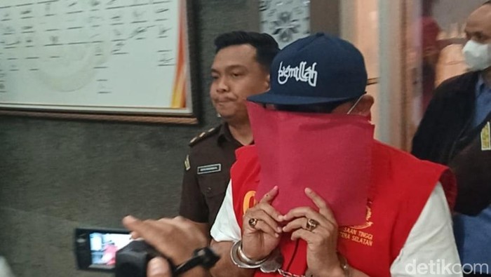Tersangka SF digiring ke mobil tahanan Kejati Sumsel untuk dibawa ke Rutan Pakjo Palembang