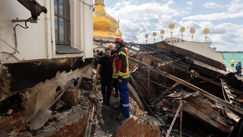 Ukraines President Volodymyr Zelenskiy visits the Dormition Cathedral of the Kyiv Pechersk Lavra, which was hit during Russian missile and drone strikes, amid Russias attack on Ukraine, in Kyiv, Ukraine June 15, 2026. Ukrainian Presidential Press Service/Handout via REUTERS ATTENTION EDITORS - THIS IMAGE HAS BEEN SUPPLIED BY A THIRD PARTY.